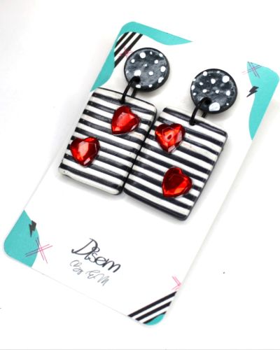 Rayas y corazones rojos